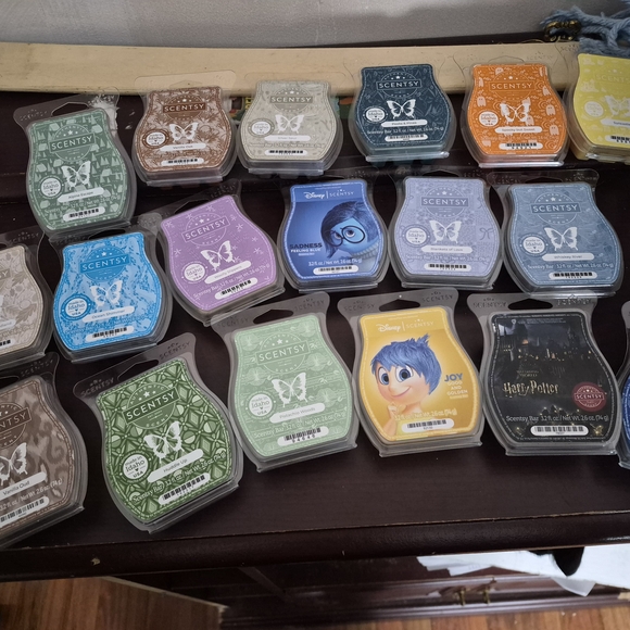 Scentsy Magnolia Shimmer Bath & Body Set - White and Purple - Picture 3 of 15